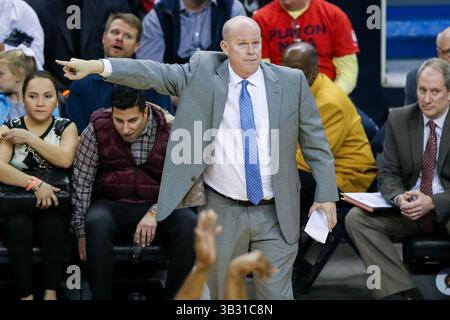 15 janvier 2016 : Steve Clifford, entraîneur-chef des Charlotte Hornets, lors d'un match de basket-ball NBA entre les Charlotte Hornets et les New Orleans Pelicans au Smoothie King Center de la Nouvelle-Orléans. Les Pelicans de la Nouvelle-Orléans battent Charlotte Hornets 109-107. Stephen Lew/CSM(crédit image : © Stephen Lew/CSM via ZUMA Wire) Banque D'Images