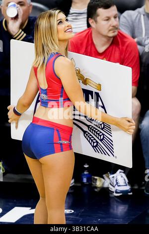15 janvier 2016 : pom-pom-meneur des Pelicans de la Nouvelle-Orléans lors d'un match de basket-ball entre les Hornets de Charlotte et les Pelicans de la Nouvelle-Orléans au Smoothie King Center de la Nouvelle-Orléans, LOUISIANE. Les Pelicans de la Nouvelle-Orléans battent Charlotte Hornets 109-107. Stephen Lew/CSM(crédit image : © Stephen Lew/CSM via ZUMA Wire) Banque D'Images