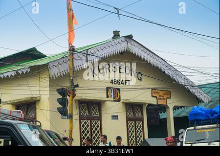 Kurseong, Bengale occidental, Inde - 10 août 2023 : construction de la vieille station de colline du patrimoine de Kurseong.Darjeeling Himalaya Railway, patrimoine mondial de l'UNESCO. Banque D'Images