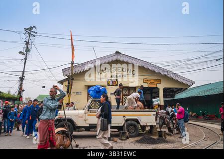 Kurseong, Bengale occidental, Inde - 10 août 2023 : construction de la vieille station de colline du patrimoine de Kurseong.Darjeeling Himalaya Railway, patrimoine mondial de l'UNESCO. Banque D'Images