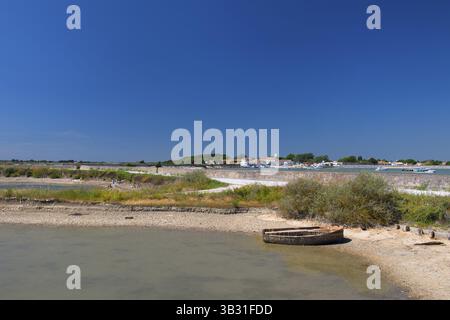 Ile de Ré paysage avec village Loix et lac salé avec bateau Banque D'Images
