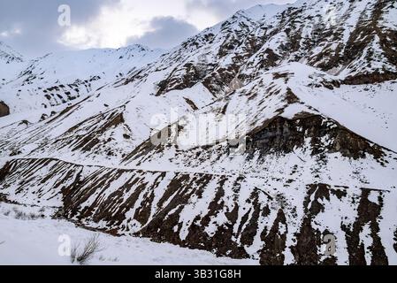 Col de montagne sur la route militaire géorgienne, route principale à travers le Caucase de la Géorgie à la Russie reliant Tbilissi et Vladikavkaz Banque D'Images