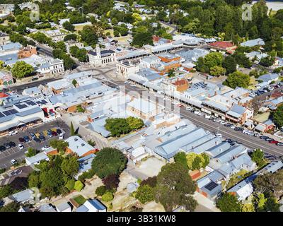 BEECHWORTH, AUSTRALIE - 1er janvier 2025 : vue aérienne du centre-ville historique de Beechworth par une chaude journée d'été à Victoria, Australie, le 1er janvier Banque D'Images