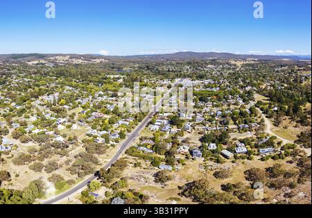 BEECHWORTH, AUSTRALIE - 1er janvier 2025 : vue aérienne du centre-ville historique de Beechworth par une chaude journée d'été à Victoria, Australie, le 1er janvier Banque D'Images