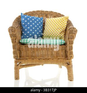 Wicker Chair avec des oreillers colorés Banque D'Images