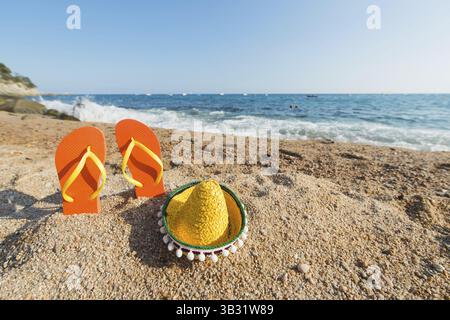 Glissez des tongs colorées sur la plage espagnole Banque D'Images