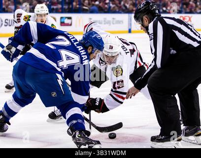 21 janvier 2016 : Ryan Callahan (24 ans), l'aile droite du Lightning de Tampa Bay, et Jonathan Toews (19 ans), centre des Blackhawks de Chicago, vont chercher le palet en 2e période dans le match entre les Blackhawks de Chicago et le Lightning de Tampa Bay à l'Amalie Arena de Tampa, FL crédit image : Del Mecum CSM (crédit image : © Del Mecum/CSM via ZUMA Wire) Banque D'Images