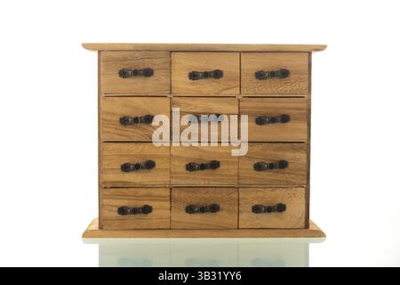 Commode en bois isolé sur fond blanc Banque D'Images