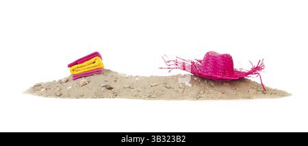 Plage de sable avec des serviettes et de l'été rose hat isolated over white background Banque D'Images