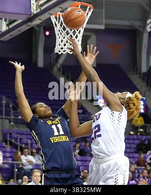 24 janvier 2016 - Fort Worth, TX, États-Unis - le centre de la TCU Jordan Moore (23) remet deux points contre l'attaquant de Virginie-occidentale Teana Muldrow (11) au cours de la première mi-temps dimanche, 24 janvier 2016, à Ed et Rae Schollmaier Arena à Fort Worth, Texas. (Crédit image : © Steve Nurenberg/TNS via ZUMA Wire) Banque D'Images