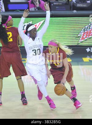 20 février 2016 - Waco, Texas, U. S - JADDA BUCKLEY (11 ans), garde d'État de l'Iowa, tente de dépasser ALEXIS JONES (30 ans), garde de Baylor, lors de la première moitié d'un match de basket-ball universitaire féminin de la NCAA au Ferrell Center le samedi 20 février 2016. Baylor a gagné 78-41. (Crédit image : © Austin McAfee via ZUMA Wire) Banque D'Images