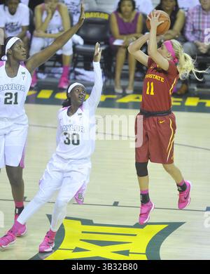 20 février 2016 - Waco, Texas, U. S - JADDA BUCKLEY (11 ans), garde de l'État de l'Iowa, tente un tir sur le garde de Baylor ALEXIS JONES (30 ans) pendant la première moitié d'un match de basket-ball universitaire féminin de la NCAA au Ferrell Center le samedi 20 février 2016. Baylor a gagné 78-41. (Crédit image : © Austin McAfee via ZUMA Wire) Banque D'Images