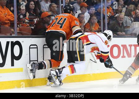21 février 2016 : le défenseur Simon Despres #24 des Ducks d'Anaheim envoie Michael Frolik #67, aile droite des Flames de Calgary, volant dans le match entre les Flames de Calgary et les Ducks d'Anaheim, Honda Center à Anaheim, CA. CAL Sport Media/ photographe : Peter Joneleit(crédit image : © Peter Joneleit/CSM via ZUMA Wire) Banque D'Images