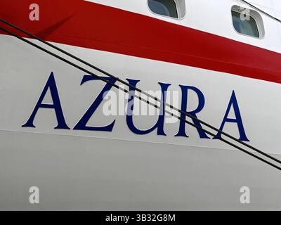 VALLETTA, MALTE - 10 AVRIL 2025 : gros plan du nom sur le navire Azura de P O Cruse Banque D'Images