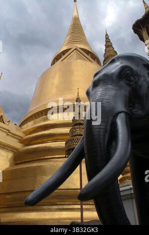 3 août 2015 - Bangkok, Thaïlande - Stupa d'or et gardien de pierre Wat Phra Kaew près du Grand Palais Royal Bangkok Thaïlande. Géant gardien devant le stupa d'or Phra Sri Rattana Chedi et la bibliothèque Phra Mondop à Wat Phra Kaew, Bangkok, Thaïlande. Le Grand Palais RTGS : Phra Borom Maha Ratcha Wang est un complexe de bâtiments au cœur de Bangkok, en Thaïlande. Le palais est la résidence officielle des rois du Siam (et plus tard de Thaïlande) depuis 1782. Le roi, sa cour et son gouvernement royal ont été basés sur les terrains du palais jusqu'en 1925. Le monarque actuel, le roi Bhumibol Adulyadej ( Banque D'Images