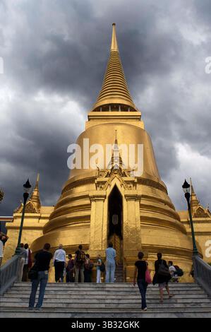 3 août 2015 - Bangkok, Thaïlande - Stupa d'or et gardien de pierre Wat Phra Kaew près du Grand Palais Royal Bangkok Thaïlande. Géant gardien devant le stupa d'or Phra Sri Rattana Chedi et la bibliothèque Phra Mondop à Wat Phra Kaew, Bangkok, Thaïlande. Le Grand Palais RTGS : Phra Borom Maha Ratcha Wang est un complexe de bâtiments au cœur de Bangkok, en Thaïlande. Le palais est la résidence officielle des rois du Siam (et plus tard de Thaïlande) depuis 1782. Le roi, sa cour et son gouvernement royal ont été basés sur les terrains du palais jusqu'en 1925. Le monarque actuel, le roi Bhumibol Adulyadej ( Banque D'Images