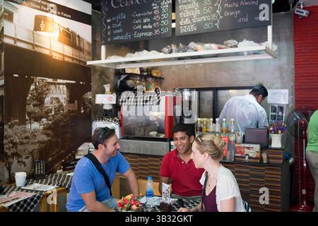 15 mai 2015 - Bangkok, Thaïlande - PanLee Bakery, cuisine thaïlandaise. Préparation de bonbons à Thanon Charoen Krung, Bangkok, Thaïlande. “Great Custard Buns” cela faisait en fait partie d’une tournée culinaire. Panlee est une petite boulangerie. Je n'avais pas vraiment l'air spécial de l'extérieur. À l'intérieur, outre les biscuits et le pain, ils ont également servi des boissons au café glacé et un merveilleux mélange de thé glacé thaïlandais. Mais la vraie surprise a été le pain à la crème anglaise. C'était délicieux ! La Thaïlande en général, et Bangkok en particulier, a une tradition vibrante de nourriture de rue et de manger sur la course. Ces dernières années, la cuisine de rue de Bangkok est devenue une sorte de A. Banque D'Images