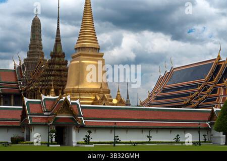 3 août 2015 - Bangkok, Thaïlande - Stupa d'or et gardien de pierre Wat Phra Kaew près du Grand Palais Royal Bangkok Thaïlande. Géant gardien devant le stupa d'or Phra Sri Rattana Chedi et la bibliothèque Phra Mondop à Wat Phra Kaew, Bangkok, Thaïlande. Le Grand Palais RTGS : Phra Borom Maha Ratcha Wang est un complexe de bâtiments au cœur de Bangkok, en Thaïlande. Le palais est la résidence officielle des rois du Siam (et plus tard de Thaïlande) depuis 1782. Le roi, sa cour et son gouvernement royal ont été basés sur les terrains du palais jusqu'en 1925. Le monarque actuel, le roi Bhumibol Adulyadej ( Banque D'Images