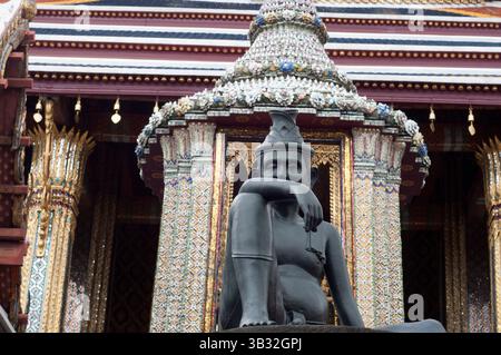 3 août 2015 - Bangkok, Thaïlande - Stupa d'or et gardien de pierre Wat Phra Kaew près du Grand Palais Royal Bangkok Thaïlande. Géant gardien devant le stupa d'or Phra Sri Rattana Chedi et la bibliothèque Phra Mondop à Wat Phra Kaew, Bangkok, Thaïlande. Le Grand Palais RTGS : Phra Borom Maha Ratcha Wang est un complexe de bâtiments au cœur de Bangkok, en Thaïlande. Le palais est la résidence officielle des rois du Siam (et plus tard de Thaïlande) depuis 1782. Le roi, sa cour et son gouvernement royal ont été basés sur les terrains du palais jusqu'en 1925. Le monarque actuel, le roi Bhumibol Adulyadej ( Banque D'Images