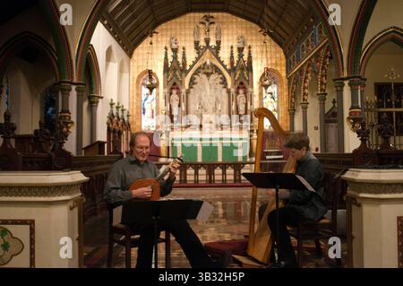 29 septembre 2015 - New York, New York, États-Unis - NEW YORK. L'église de la Transfiguration à Lower Midtown. Une East 29th Street, entre la 5th Avenue et Madison Avenue. Téléphone : 212-684-6770. (12h30 à 13h00 mardi concerts). Depuis ce dimanche d’octobre 1848, lorsque la première messe a été célébrée, beaucoup de choses ont changé dans cette petite église anglicane. En 1870, Joseph Jefferson a voulu faire quelques arrangements aux funérailles de son ami, qui était acteur et prêtre catholique l'a quitté. Puis il a commenté "il y a une petite église au coin de la rue qui fait ces choses." Depuis lors, c'est l'église Banque D'Images