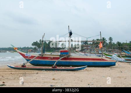 15 janvier 2016 - Sri Lanka - catamaran traditionnel bateau de pêche Sri Lanka sur plage, Hikkaduwa, au Sri Lanka, en Asie du Sud (crédit Image : © Andrey Nekrasov via Zuma sur le fil) Banque D'Images