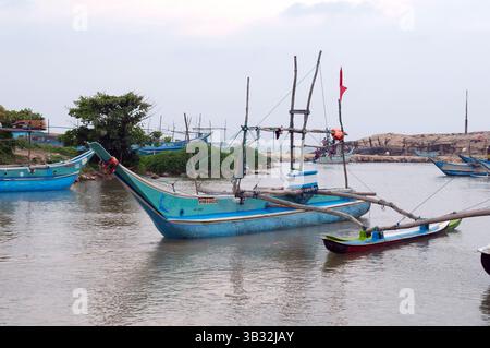 15 janvier 2016 - Sri Lanka - catamaran Bateaux de pêche traditionnels Sri Lanka sont dans le lagon, Hikkaduwa, au Sri Lanka, en Asie du Sud (crédit Image : © Andrey Nekrasov via Zuma sur le fil) Banque D'Images