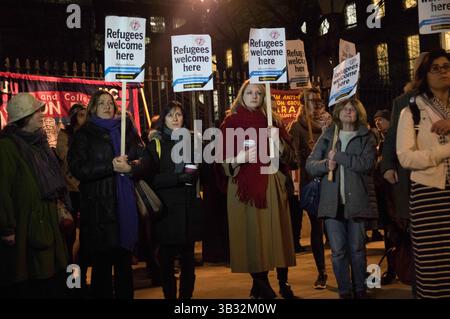 22 février 2016 - des manifestants se rassemblent devant Downing Street à Londres pour demander au gouvernement britannique d'autoriser les réfugiés à entrer en Britienne. Ils ont également protesté contre la décision française de nettoyer le prétendu camp de réfugiés de la jungle à Calais. Londres, Royaume-Uni 22 février 2016 (crédit image : © Geovien So via ZUMA Wire) Banque D'Images