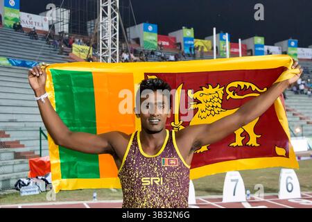 10 févr. 2016 - Guwahati, Assam, Inde - M.H.I. SANDARUWAN, du Sri Lanka, a remporté la médaille d'or au saut à la perche masculin aux 12e Jeux de l'Asie du Sud (crédit image : © Vikramjit Kakati/ZUMA Wire/ZUMAPRESS.com) Banque D'Images