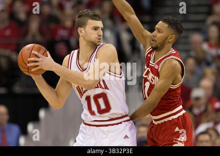 10 février 2016 : Jordan Hill, le gardien #11 des Badgers du Wisconsin, défend l'attaquant des Cornhuskers du Nebraska Jack McVeigh #10 lors du match de basket-ball de la NCAA entre les Cornhuskers du Nebraska et les Badgers du Wisconsin au Kohl Center à Madison, WISCONSIN. Le Wisconsin bat le Nebraska 72-61. John Fisher/CSM(image de crédit : © John Fisher/CSM via ZUMA Wire) Banque D'Images