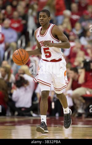 10 février 2016 : les Cornhuskers du Nebraska gardent Glynn Watson Jr. #5 en action lors du match de basket-ball de la NCAA entre les Cornhuskers du Nebraska et les Badgers du Wisconsin au Kohl Center à Madison, WISCONSIN. Le Wisconsin bat le Nebraska 72-61. John Fisher/CSM(image de crédit : © John Fisher/CSM via ZUMA Wire) Banque D'Images