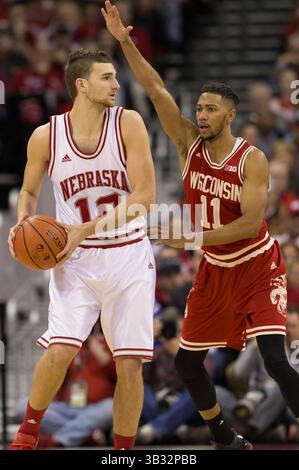 10 février 2016 : Jordan Hill, le gardien #11 des Badgers du Wisconsin, défend l'attaquant des Cornhuskers du Nebraska Jack McVeigh #10 lors du match de basket-ball de la NCAA entre les Cornhuskers du Nebraska et les Badgers du Wisconsin au Kohl Center à Madison, WISCONSIN. Le Wisconsin bat le Nebraska 72-61. John Fisher/CSM(image de crédit : © John Fisher/CSM via ZUMA Wire) Banque D'Images