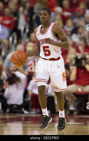 10 février 2016 : les Cornhuskers du Nebraska gardent Glynn Watson Jr. #5 en action lors du match de basket-ball de la NCAA entre les Cornhuskers du Nebraska et les Badgers du Wisconsin au Kohl Center à Madison, WISCONSIN. Le Wisconsin bat le Nebraska 72-61. John Fisher/CSM(image de crédit : © John Fisher/CSM via ZUMA Wire) Banque D'Images