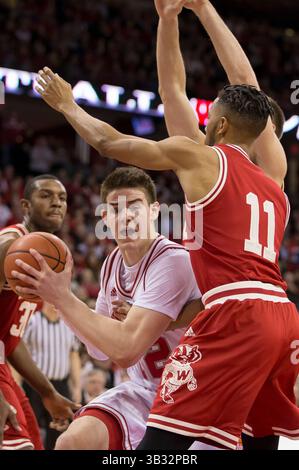 10 février 2016 : L'attaquant Michael Jacobson #12 des Cornhuskers du Nebraska est pris sous le panier lors du match de basket-ball de la NCAA entre les Cornhuskers du Nebraska et les Badgers du Wisconsin au Kohl Center de Madison, WISCONSIN. Le Wisconsin bat le Nebraska 72-61. John Fisher/CSM(image de crédit : © John Fisher/CSM via ZUMA Wire) Banque D'Images