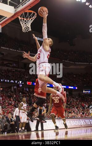 10 février 2016 : L'attaquant Nick Fuller des Cornhuskers du Nebraska marque la 23e place lors d'un match de basket-ball de la NCAA entre les Cornhuskers du Nebraska et les Badgers du Wisconsin au Kohl Center de Madison, WISCONSIN. Le Wisconsin bat le Nebraska 72-61. John Fisher/CSM(image de crédit : © John Fisher/CSM via ZUMA Wire) Banque D'Images