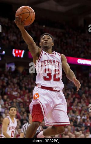 10 février 2016 : le gardien des Cornhuskers du Nebraska, Benny Parker #32, se lance dans un match de basket-ball de la NCAA entre les Cornhuskers du Nebraska et les Badgers du Wisconsin au Kohl Center à Madison, WISCONSIN. Le Wisconsin bat le Nebraska 72-61. John Fisher/CSM(image de crédit : © John Fisher/CSM via ZUMA Wire) Banque D'Images
