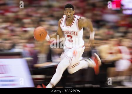 10 février 2016 : le gardien des Cornhuskers du Nebraska Andrew White, capturé avec un flou de mouvement en action lors du match de basket-ball de la NCAA entre les Cornhuskers du Nebraska et les Badgers du Wisconsin au Kohl Center de Madison, WISCONSIN. Le Wisconsin bat le Nebraska 72-61. John Fisher/CSM(image de crédit : © John Fisher/CSM via ZUMA Wire) Banque D'Images