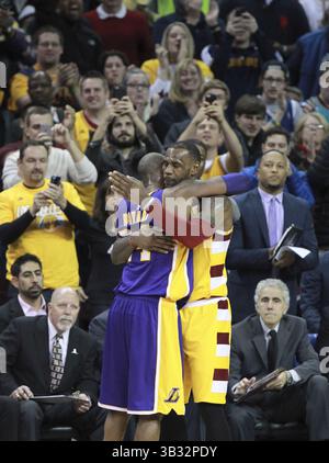 10 février 2016 - Cleveland, Ohio, États-Unis - KOBE BRYANT des Lakers de Los Angeles, à gauche, reçoit une accolade d'adieu de LEBRON JAMES des cavaliers de Cleveland avec quelques secondes restantes dans le quatrième quart-temps à Quicken Loans Arena à Cleveland les Cavs Won, 120-111. (Crédit image : © Phil Masturzo/TNS via ZUMA Wire) Banque D'Images
