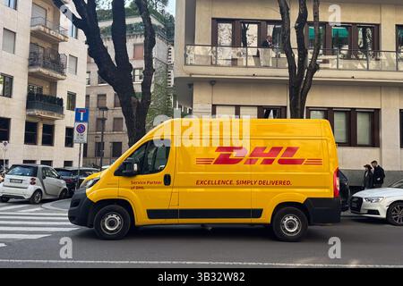 Milan, Italie - 08 avril 2025 : véhicule de livraison DHL garé dans une rue urbaine à Milan, Italie. Camionnette jaune avec marquage rouge. Logistique de messagerie Banque D'Images