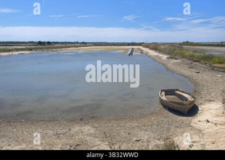 Paysage Ile de Ré près du village Loix lac salé avec vieux bateau Banque D'Images