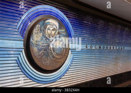 Un médaillon en céramique bleu avec l'image du premier cosmonaute au monde Youri Gagarine (1934-1968) à la station de métro Kosmonavtlar à Tachkent, Ouzbékistan Banque D'Images
