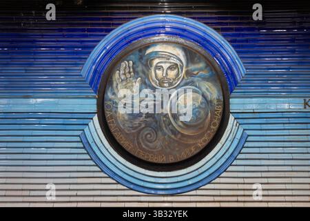 Un médaillon en céramique bleu avec l'image du premier cosmonaute au monde Youri Gagarine (1934-1968) à la station de métro Kosmonavtlar à Tachkent, Ouzbékistan Banque D'Images