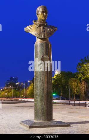 Buste du major-général soviétique à la retraite et cosmonaute vétéran de 5 missions orbitales Vladimir Dzhanibekov (1942) à Tachkent, Ouzbékistan Banque D'Images