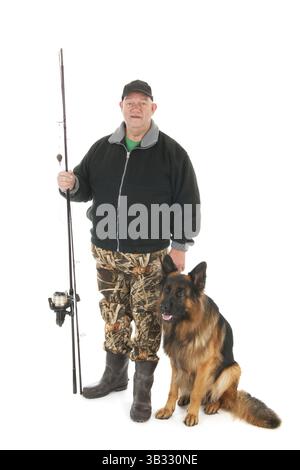 Pêche pêcheur avec rod debout avec son chien isolé sur fond blanc Banque D'Images
