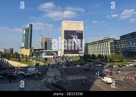 Milan, Italie - 08 avril 2025 : publicité Samsung Galaxy S25 Ultra sur un gratte-ciel à Porta Nuova Milan. Intersection de la ville animée avec Versace HQ et skyline Banque D'Images