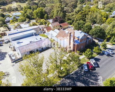 BEECHWORTH, AUSTRALIE - 1er JANVIER 2025 : vue aérienne de la brasserie Billson dans le centre-ville historique de Beechworth par une chaude journée d'été à Victoria, en Australie Banque D'Images