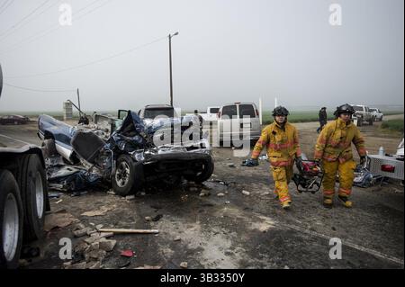 13 février 2016 - le personnel d'urgence intervient sur les lieux d'un accident, l'un des quatre accidents distincts impliquant un total de 16 véhicules sur la route 59 entre Rahilly Road et East Sandy Mush Road dans le comté de Merced, Calif, le samedi 13 février 2016. Selon l'officier de la patrouille routière californienne Moises Onsurez, vers 7 h 35, CHP a reçu un appel d'une collision impliquant un tracteur-remorque et plusieurs véhicules. Le passager avant droit et le passager arrière droit, tous deux de sexe masculin de Lodi, ont été tués après que le camion Dodge dans lequel ils se trouvaient est entré en collision avec l'arrière d'un camion de lait avant de se trouver Banque D'Images