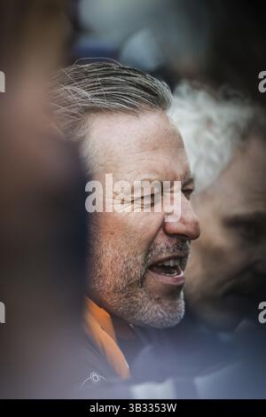 Le PDG de l'écurie McLaren Formula 1, Zak Brown, célèbre sa victoire au Grand Prix d'Australie de formule 1 avec son pilote Lando Norris à Albert Park à Melbourne, Banque D'Images