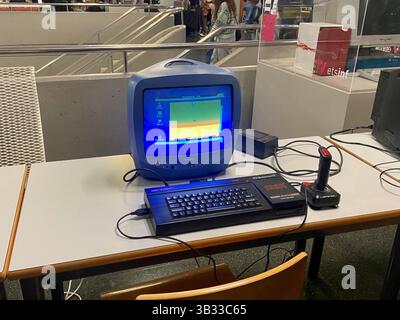 Valencia, Espagne - 12 avril 2025 : ordinateur rétro Sinclair ZX Spectrum 128K avec écran CRT et joystick classique sur le bureau Banque D'Images