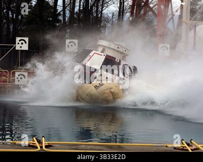 17 février 2016 - Hampton, Virginie, États-Unis - des ingénieurs du Langley Research Center de la NASA et de Boeing ont largué un article de test à grande échelle du CST-100 Starliner de la société dans le bassin d'impact Hydro de Langley, d'une profondeur de 20 pieds. Bien que le vaisseau spatial soit conçu pour atterrir sur terre, Boeing teste les systèmes du Starliner dans l'eau pour assurer la sécurité des astronautes. Le test fait partie de la phase de qualification du système Starliner afin de s'assurer qu'il peut transporter des astronautes à destination et en provenance de la Station spatiale internationale. (Crédit image : © Boeing/NASA/ZUMAPRESS.com) Banque D'Images