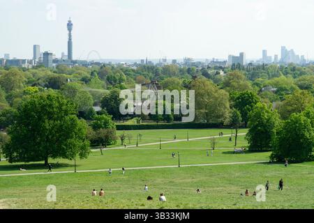 Météo britannique, 28 avril 2025 : alors que les températures du déjeuner atteignaient 25 degrés à Londres, les gens ont apprécié la vue sur la ville depuis Primrose Hill. Crédit : Anna Watson/Alamy Live News Banque D'Images